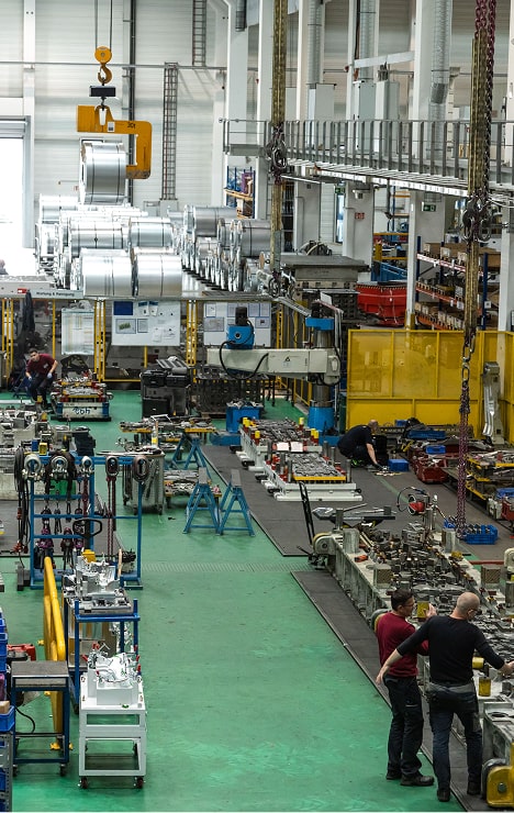 Eine Werkhalle mit Maschinen.