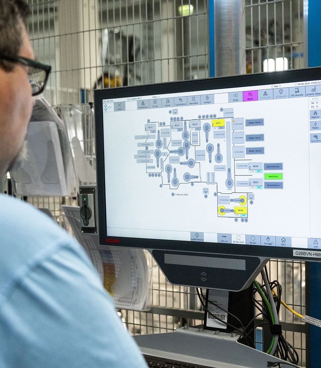 Ein Mitarbeiter von Sungwoo Hitech überwacht eine Fertigungsanlage über ein HMI-Display.