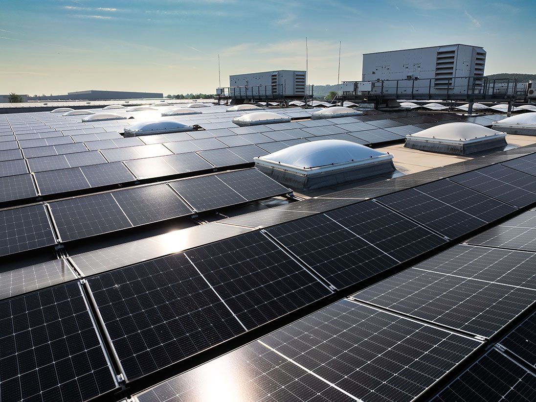 Nahaufnahme der Photovoltaikanlage auf Dach des Unternehmens Sungwoo Hitech.