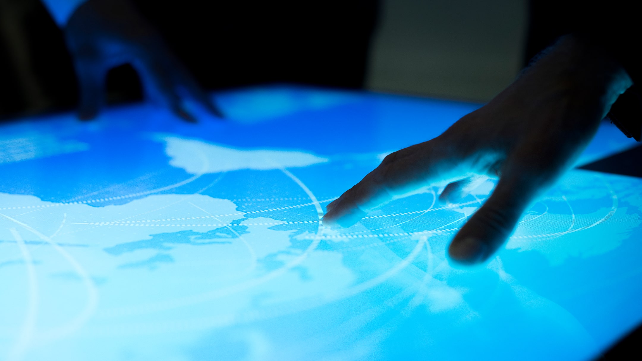 Digitale Weltkarte mit leuchtenden Linien.