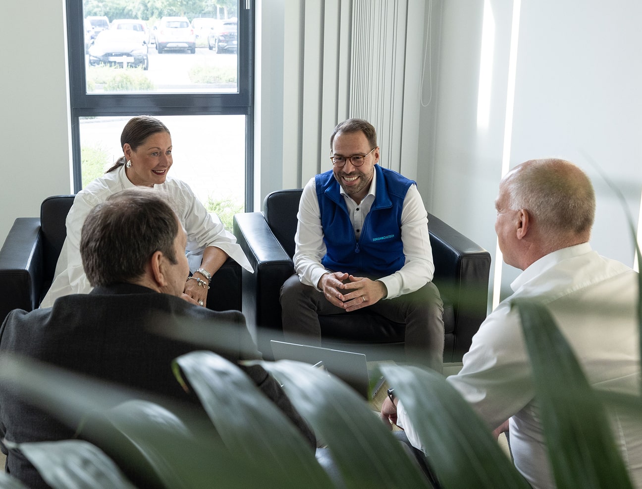 Eine Personengruppe bei einer Besprechung.