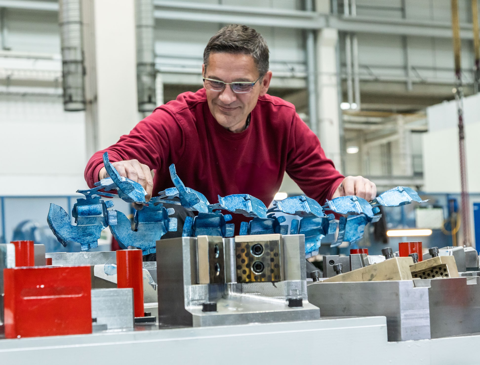 Ein Mitarbeiter prüft Bauteil.