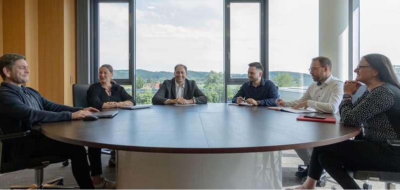 Mitarbeiter im Meetingraum während einer Besprechung.