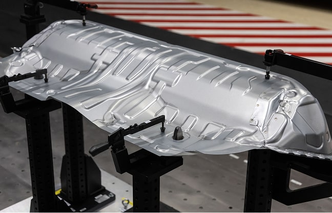 Ein Metallteil wird im Presswerk von Sungwoo-Hitech umgeformt.